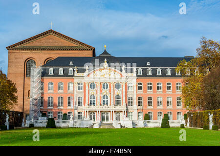 Kurfürstliches Schloss in Trier im Herbst, Deutschland Stockfoto