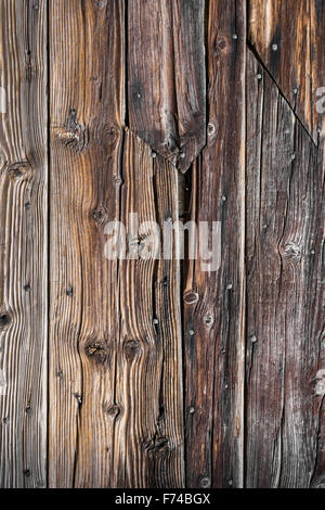 Holzplatten mit rostigen Nägeln stecken im Inneren faulen. Stockfoto