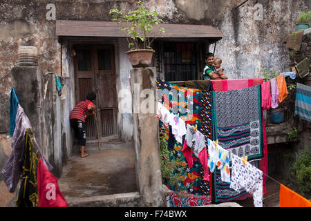 DHAKA, Bangladesch-17. November: Kinder Insidetheir altes Haus im alten Dhaka am 17. November 2015. Alten Dhaka ist ein Begriff verwendet, um die historische Altstadt von der modernen Hauptstadt Dhaka beziehen. Es wurde im Jahre 1608 als Jahangir Nagar, der Hauptstadt von Mughal Bengal gegründet. Stockfoto