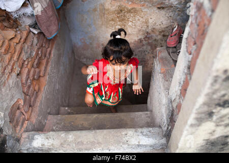 DHAKA, Bangladesch-17. November: Kinder Insidetheir altes Haus im alten Dhaka am 17. November 2015. Alten Dhaka ist ein Begriff verwendet, um die historische Altstadt von der modernen Hauptstadt Dhaka beziehen. Es wurde im Jahre 1608 als Jahangir Nagar, der Hauptstadt von Mughal Bengal gegründet. Stockfoto