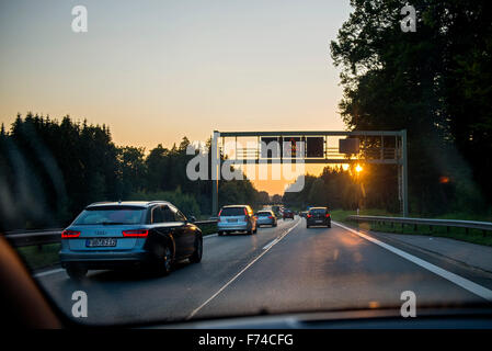 Stau auf deutschen Autobahnen - Straßenschild "STAU" Stockfoto