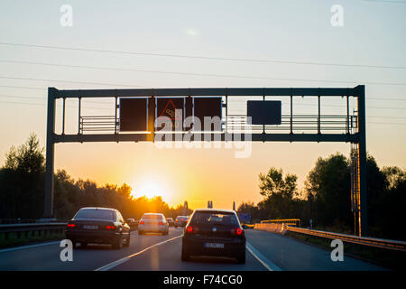 Stau auf deutschen Autobahnen - Straßenschild "STAU" Stockfoto