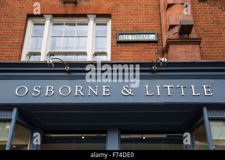 London, UK. 25. November 2015. "Osborne &" Lädchen befindet sich auf der Königsweg aus der Familie der Schatzkanzler George Osborne. Osborne & wenig ist eine gehobene Stoff und Tapeten Unternehmen, das von der Schatzkanzler Vater Sir Peter Osborne, 17. Baronet von Ballintaylor und Ballylemon Kredit mitgegründet wurde: Guy Corbishley/Alamy Live News Stockfoto