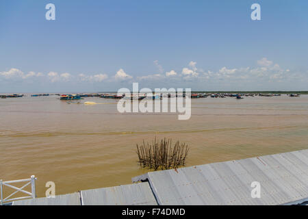 Im Wasser schwimmenden Dorf, Tonle Sap See Stockfoto