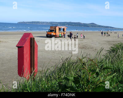 Strand-Szene mit Fast-Food-Wagen am Strand Portmarnock, Irland Stockfoto