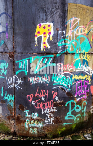 Graffiti auf einem Metall unterstützen Säule für eine Overhead-Brücke, Stockfoto