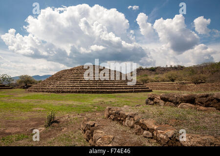 Die Guachimontones präkolumbianischen Seite mit seiner einzigartigen kreisförmigen Pyramide in der Nähe der Stadt Teuchitlan, Jalisco, Mexiko. Stockfoto