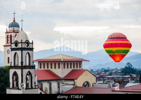 Eine große Himmelslaterne schwebt nach oben über Paracho, Michoacan, Mexiko während des jährlichen Festivals Globos de Cantoya. Stockfoto