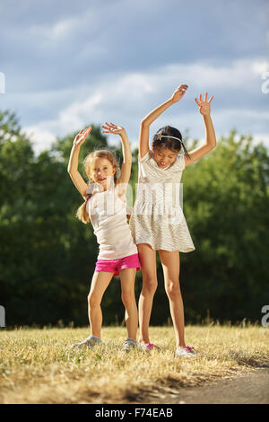 Zwei Mädels tanzen im Sommer im park Stockfoto