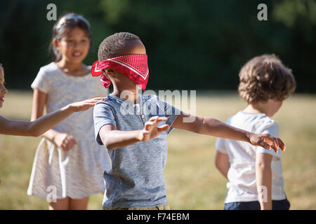 Kinder spielen blindekuh im Sommer und Spaß Stockfoto