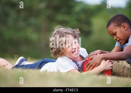 Zwei jungen mit Fußball im Sommer Spaß Stockfoto