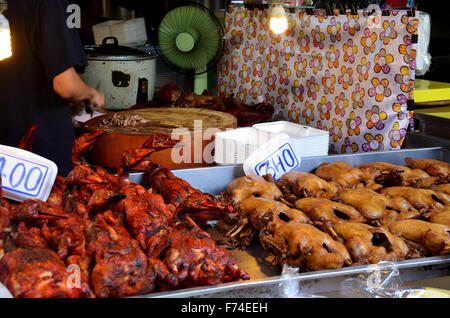 Topf-geschmorte Ente und gebratene Ente zum Verkauf an Don Wai Floating Market in Nakhon Pathom, Thailand. Stockfoto