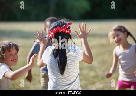 Happy kids spielen blindekuh bei einer Geburtstagsparty Stockfoto