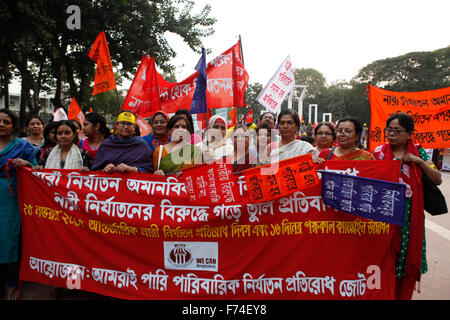 Dhaka, Bangladesch. 25. November 2015. Frauen in Bangladesch nimmt Menschenrechtsaktivisten machte Protest vor zentralen Shohid Minar Dhaka anspruchsvolle Beseitigung der Gewalt gegen Frauen anlässlich des internationalen Tages zur Beseitigung von Gewalt gegen Frauen in Dhaka, Bangladesch. Am 25. November 2015 machte Menschenrechtsaktivisten Protest vor zentralen Shohid Minar Dhaka fordern die Beseitigung der Gewalt gegen Frauen anlässlich des internationalen Tages zur Beseitigung von Gewalt gegen Frauen in Dhaka, Bangladesch. Bildnachweis: Mamunur Rashid/Alamy Live-Nachrichten Stockfoto