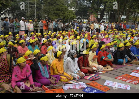 Dhaka, Bangladesch. 25. November 2015. Frauen in Bangladesch nimmt Menschenrechtsaktivisten machte Protest vor zentralen Shohid Minar Dhaka anspruchsvolle Beseitigung der Gewalt gegen Frauen anlässlich des internationalen Tages zur Beseitigung von Gewalt gegen Frauen in Dhaka, Bangladesch. Am 25. November 2015 machte Menschenrechtsaktivisten Protest vor zentralen Shohid Minar Dhaka fordern die Beseitigung der Gewalt gegen Frauen anlässlich des internationalen Tages zur Beseitigung von Gewalt gegen Frauen in Dhaka, Bangladesch. Bildnachweis: Mamunur Rashid/Alamy Live-Nachrichten Stockfoto