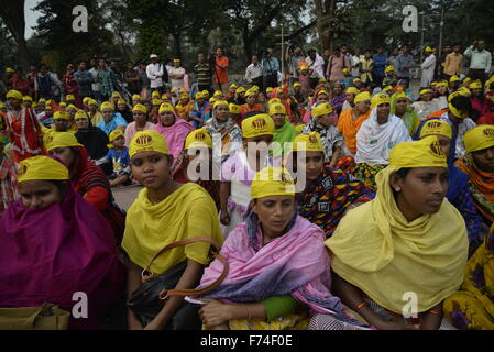 Dhaka, Bangladesch. 25. November 2015. Frauen in Bangladesch nimmt Menschenrechtsaktivisten machte Protest vor zentralen Shohid Minar Dhaka anspruchsvolle Beseitigung der Gewalt gegen Frauen anlässlich des internationalen Tages zur Beseitigung von Gewalt gegen Frauen in Dhaka, Bangladesch. Am 25. November 2015 machte Menschenrechtsaktivisten Protest vor zentralen Shohid Minar Dhaka fordern die Beseitigung der Gewalt gegen Frauen anlässlich des internationalen Tages zur Beseitigung von Gewalt gegen Frauen in Dhaka, Bangladesch. Bildnachweis: Mamunur Rashid/Alamy Live-Nachrichten Stockfoto