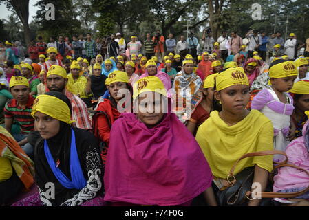 Dhaka, Bangladesch. 25. November 2015. Frauen in Bangladesch nimmt Menschenrechtsaktivisten machte Protest vor zentralen Shohid Minar Dhaka anspruchsvolle Beseitigung der Gewalt gegen Frauen anlässlich des internationalen Tages zur Beseitigung von Gewalt gegen Frauen in Dhaka, Bangladesch. Am 25. November 2015 machte Menschenrechtsaktivisten Protest vor zentralen Shohid Minar Dhaka fordern die Beseitigung der Gewalt gegen Frauen anlässlich des internationalen Tages zur Beseitigung von Gewalt gegen Frauen in Dhaka, Bangladesch. Bildnachweis: Mamunur Rashid/Alamy Live-Nachrichten Stockfoto