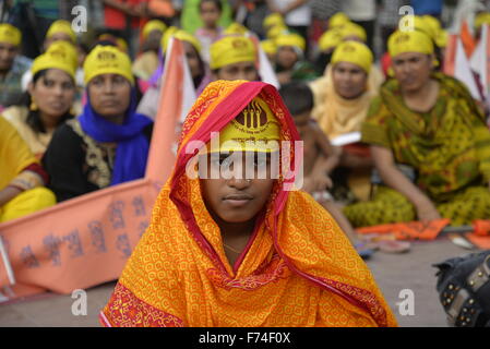 Dhaka, Bangladesch. 25. November 2015. Frauen in Bangladesch nimmt Menschenrechtsaktivisten machte Protest vor zentralen Shohid Minar Dhaka anspruchsvolle Beseitigung der Gewalt gegen Frauen anlässlich des internationalen Tages zur Beseitigung von Gewalt gegen Frauen in Dhaka, Bangladesch. Am 25. November 2015 machte Menschenrechtsaktivisten Protest vor zentralen Shohid Minar Dhaka fordern die Beseitigung der Gewalt gegen Frauen anlässlich des internationalen Tages zur Beseitigung von Gewalt gegen Frauen in Dhaka, Bangladesch. Bildnachweis: Mamunur Rashid/Alamy Live-Nachrichten Stockfoto