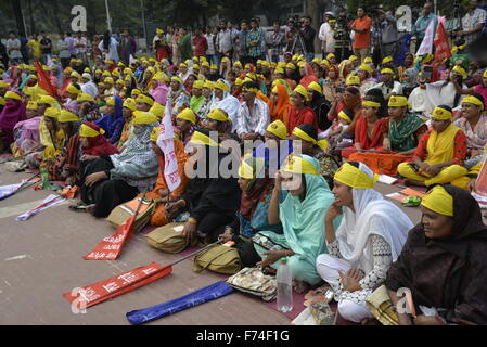 Dhaka, Bangladesch. 25. November 2015. Frauen in Bangladesch nimmt Menschenrechtsaktivisten machte Protest vor zentralen Shohid Minar Dhaka anspruchsvolle Beseitigung der Gewalt gegen Frauen anlässlich des internationalen Tages zur Beseitigung von Gewalt gegen Frauen in Dhaka, Bangladesch. Am 25. November 2015 machte Menschenrechtsaktivisten Protest vor zentralen Shohid Minar Dhaka fordern die Beseitigung der Gewalt gegen Frauen anlässlich des internationalen Tages zur Beseitigung von Gewalt gegen Frauen in Dhaka, Bangladesch. Bildnachweis: Mamunur Rashid/Alamy Live-Nachrichten Stockfoto