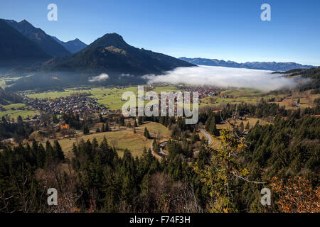 Ansicht von Ostrach Valley, Bad Oberdorf links, Imberger Horn Mitte, Bad Hindelang im Nebel Recht, Allgäu, Bayern, Deutschland Stockfoto