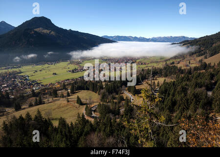 Ansicht von Ostrach Valley, Bad Oberdorf links, Imberger Horn Mitte, Bad Hindelang im Nebel Recht, Allgäu, Bayern, Deutschland Stockfoto