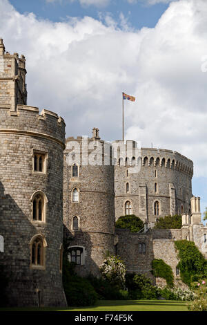 Schloss Windsor mit royal standard Flagge an die Spitze des Mastes bezeichnet Königin in Residenz Stockfoto