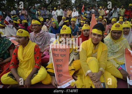 Dhaka, Bangladesch. 25. November 2015. Frauen in Bangladesch nimmt Menschenrechtsaktivisten machte Protest vor zentralen Shohid Minar Dhaka anspruchsvolle Beseitigung der Gewalt gegen Frauen anlässlich des internationalen Tages zur Beseitigung von Gewalt gegen Frauen in Dhaka, Bangladesch. Am 25. November 2015 machte Menschenrechtsaktivisten Protest vor zentralen Shohid Minar Dhaka fordern die Beseitigung der Gewalt gegen Frauen anlässlich des internationalen Tages zur Beseitigung von Gewalt gegen Frauen in Dhaka, Bangladesch. Bildnachweis: Mamunur Rashid/Alamy Live-Nachrichten Stockfoto