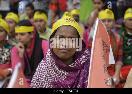 Dhaka, Bangladesch. 25. November 2015. Frauen in Bangladesch nimmt Menschenrechtsaktivisten machte Protest vor zentralen Shohid Minar Dhaka anspruchsvolle Beseitigung der Gewalt gegen Frauen anlässlich des internationalen Tages zur Beseitigung von Gewalt gegen Frauen in Dhaka, Bangladesch. Am 25. November 2015 machte Menschenrechtsaktivisten Protest vor zentralen Shohid Minar Dhaka fordern die Beseitigung der Gewalt gegen Frauen anlässlich des internationalen Tages zur Beseitigung von Gewalt gegen Frauen in Dhaka, Bangladesch. Bildnachweis: Mamunur Rashid/Alamy Live-Nachrichten Stockfoto