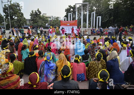 Dhaka, Bangladesch. 25. November 2015. Frauen in Bangladesch nimmt Menschenrechtsaktivisten machte Protest vor zentralen Shohid Minar Dhaka anspruchsvolle Beseitigung der Gewalt gegen Frauen anlässlich des internationalen Tages zur Beseitigung von Gewalt gegen Frauen in Dhaka, Bangladesch. Am 25. November 2015 machte Menschenrechtsaktivisten Protest vor zentralen Shohid Minar Dhaka fordern die Beseitigung der Gewalt gegen Frauen anlässlich des internationalen Tages zur Beseitigung von Gewalt gegen Frauen in Dhaka, Bangladesch. Bildnachweis: Mamunur Rashid/Alamy Live-Nachrichten Stockfoto