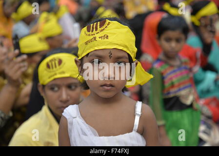 Dhaka, Bangladesch. 25. November 2015. Frauen in Bangladesch nimmt Menschenrechtsaktivisten machte Protest vor zentralen Shohid Minar Dhaka anspruchsvolle Beseitigung der Gewalt gegen Frauen anlässlich des internationalen Tages zur Beseitigung von Gewalt gegen Frauen in Dhaka, Bangladesch. Am 25. November 2015 machte Menschenrechtsaktivisten Protest vor zentralen Shohid Minar Dhaka fordern die Beseitigung der Gewalt gegen Frauen anlässlich des internationalen Tages zur Beseitigung von Gewalt gegen Frauen in Dhaka, Bangladesch. Bildnachweis: Mamunur Rashid/Alamy Live-Nachrichten Stockfoto