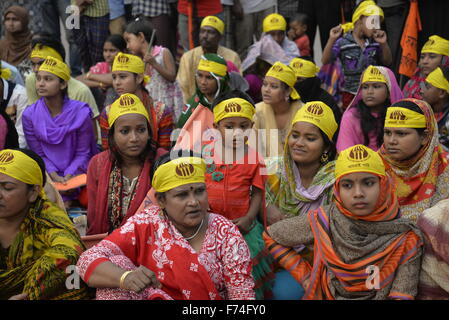 Dhaka, Bangladesch. 25. November 2015. Frauen in Bangladesch nimmt Menschenrechtsaktivisten machte Protest vor zentralen Shohid Minar Dhaka anspruchsvolle Beseitigung der Gewalt gegen Frauen anlässlich des internationalen Tages zur Beseitigung von Gewalt gegen Frauen in Dhaka, Bangladesch. Am 25. November 2015 machte Menschenrechtsaktivisten Protest vor zentralen Shohid Minar Dhaka fordern die Beseitigung der Gewalt gegen Frauen anlässlich des internationalen Tages zur Beseitigung von Gewalt gegen Frauen in Dhaka, Bangladesch. Bildnachweis: Mamunur Rashid/Alamy Live-Nachrichten Stockfoto