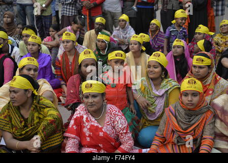 Dhaka, Bangladesch. 25. November 2015. Frauen in Bangladesch nimmt Menschenrechtsaktivisten machte Protest vor zentralen Shohid Minar Dhaka anspruchsvolle Beseitigung der Gewalt gegen Frauen anlässlich des internationalen Tages zur Beseitigung von Gewalt gegen Frauen in Dhaka, Bangladesch. Am 25. November 2015 machte Menschenrechtsaktivisten Protest vor zentralen Shohid Minar Dhaka fordern die Beseitigung der Gewalt gegen Frauen anlässlich des internationalen Tages zur Beseitigung von Gewalt gegen Frauen in Dhaka, Bangladesch. Bildnachweis: Mamunur Rashid/Alamy Live-Nachrichten Stockfoto