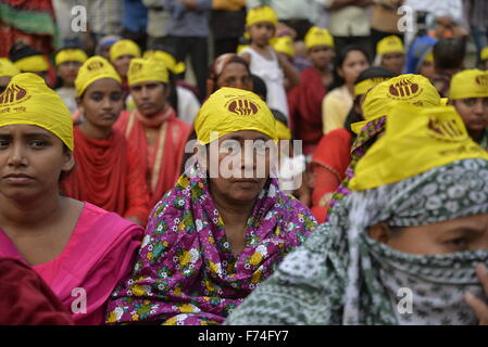 Dhaka, Bangladesch. 25. November 2015. Frauen in Bangladesch nimmt Menschenrechtsaktivisten machte Protest vor zentralen Shohid Minar Dhaka anspruchsvolle Beseitigung der Gewalt gegen Frauen anlässlich des internationalen Tages zur Beseitigung von Gewalt gegen Frauen in Dhaka, Bangladesch. Am 25. November 2015 machte Menschenrechtsaktivisten Protest vor zentralen Shohid Minar Dhaka fordern die Beseitigung der Gewalt gegen Frauen anlässlich des internationalen Tages zur Beseitigung von Gewalt gegen Frauen in Dhaka, Bangladesch. Bildnachweis: Mamunur Rashid/Alamy Live-Nachrichten Stockfoto