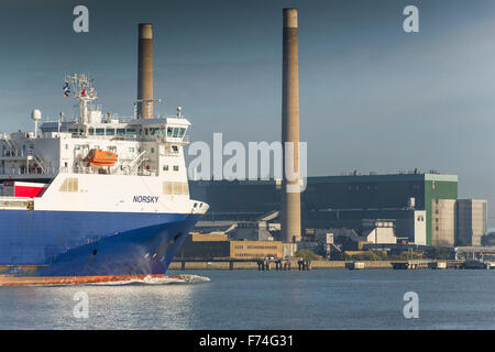 Die Ro-Ro-Frachter, übergibt Norsky Tilbury B Kraftwerk wie sie flussabwärts auf der Themse dampft. Stockfoto