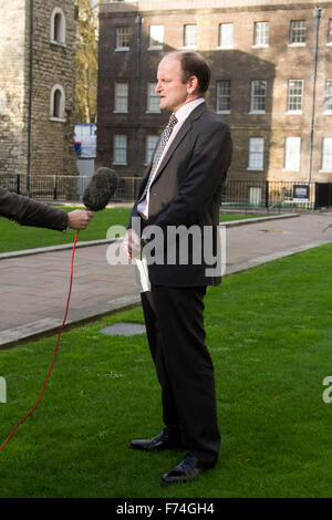 Westminster London, UK. 25. November 2015.  Die UKIP MP Douglas Carswell gibt seine Reaktion, nachdem Kanzlerin George Osborne lieferte seine Aussage Ausgaben überprüfen Kredit Herbst: Amer Ghazzal/Alamy Live-Nachrichten Stockfoto