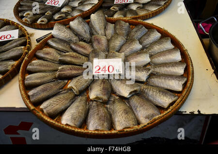 Getrockneter Fisch oder Fisch Gourami bewahrt zum Verkauf an Don Wai Floating Market in Nakhon Pathom, Thailand. Stockfoto