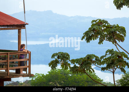 Junge Frau blickt auf die Tuxtlas Reserve in Veracruz, Mexiko. Stockfoto