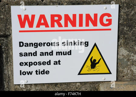 Beachten Sie die Warnung Menschen über Untergang Sand und Schlamm am Burnham-On-Sea, Somerset. Stockfoto