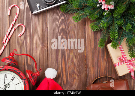 Weihnachten Hintergrund mit Kamera, Wecker und AST auf Holztisch. Draufsicht mit Textfreiraum Stockfoto