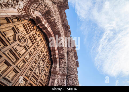 Tür von der barocken Kathedrale Notre-Dame der Annahme in der historischen Altstadt von Zacatecas, Mexiko. Stockfoto