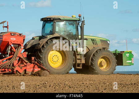 John Deere 6210R Traktor mit Kuhn HR 403 Bohren Stockfoto