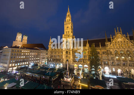 München, Deutschland. 25. November 2015. Eine etwa 80-Quadrat-Meter-große Friedenstaube wird auf der Vorderseite des Rathauses in München, Deutschland, 25. November 2015 projiziert. München will friedliches Zusammenleben in der Stadt durch diese Veranstaltung zu fördern. Foto: MATTHIAS BALK/Dpa/Alamy Live-Nachrichten Stockfoto