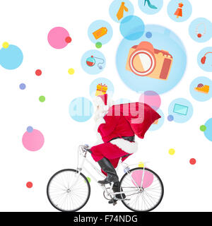 Zusammengesetztes Bild vom Weihnachtsmann liefern Geschenke mit Fahrrad Stockfoto