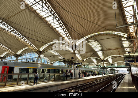 LEUVEN, Belgien-APRIL 14, 2015: Zug und Passagiere warten auf Abfahrt am Bahnhof in Leuven Stockfoto