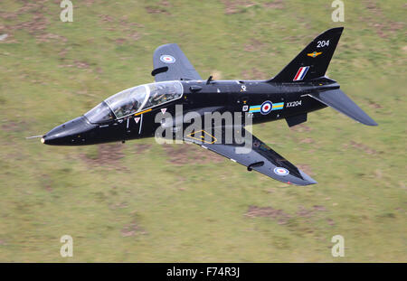 RAF Hawk T1 Jet Ausbildung Flugzeuge auf einer niedrigen Ebene fliegen Übung in der Mach Loop, Wales, UK. Stockfoto