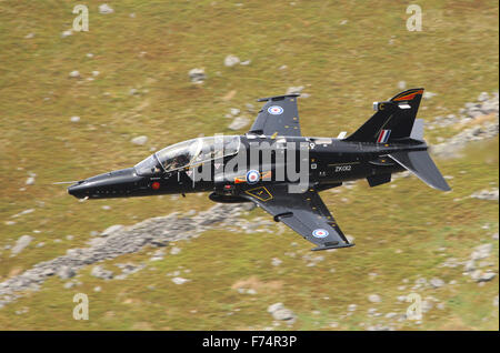 RAF Hawk T2 Jet Trainingsflugzeug niedrig fliegende Übung in Wales, UK. Stockfoto