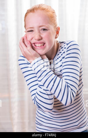 Porträt-Teenager-Mädchen mit Zahnschmerzen Stockfoto