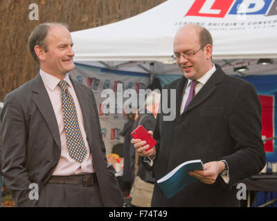 Westminster London, UK. 25. November 2015.  Die UKIP MP Douglas Carswell (links) und ehemalige MP Mark rücksichtslos ihre Reaktion zu geben, nachdem Kanzlerin George Osborne lieferte seine Aussage Ausgaben überprüfen Kredit Herbst: Amer Ghazzal/Alamy Live-Nachrichten Stockfoto