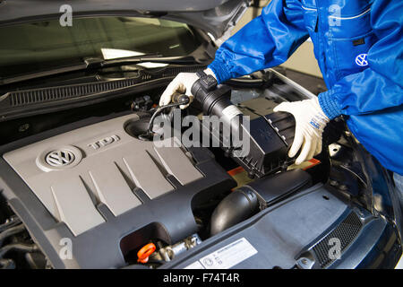 HANDOUT - eine undatiertes Handout Bild von deutschen Autohersteller Volkswagen (VW) zeigt einen Mitarbeiter Umrüstung 1,6-Liter-Dieselmotor vom Typ EA 189 mit einem Flow-Haarglätter die Luftansaugung verbessert und damit eine effizientere Verbrennung von Kraftstoff zur Verfügung gestellt und letztlich dazu beitragen, um die Auspuff-Ausgabe nach Abgasnormen zu verbessern. Foto: VOLKSWAGEN/Dpa (Achtung Redaktion: für redaktionelle Verwendung nur im Zusammenhang mit aktueller Berichterstattung / Kredit-obligatorisch: Foto: Volkswagen/Dpa) - NO-Draht-SERVICE - Stockfoto