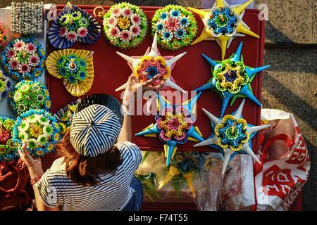 (151125) - BANGKOK, 26. November 2015 (Xinhua) - A Frau verkauft Krathongs für das Loy Krathong Festival entlang des Chao Phraya River in Bangkok, Thailand, 25. November 2015. Zahlreiche Lotus-förmigen Flöße, geschmückt mit Kerzen, Räucherstäbchen und Blumen, von Thais als Krathongs, bekannt wurden auf Bangkoks Wasserflächen, wie der jährliche Loy Krathong Festival am Mittwochabend beobachtet wurde schwebte. (Xinhua/Li Mangmang) Stockfoto